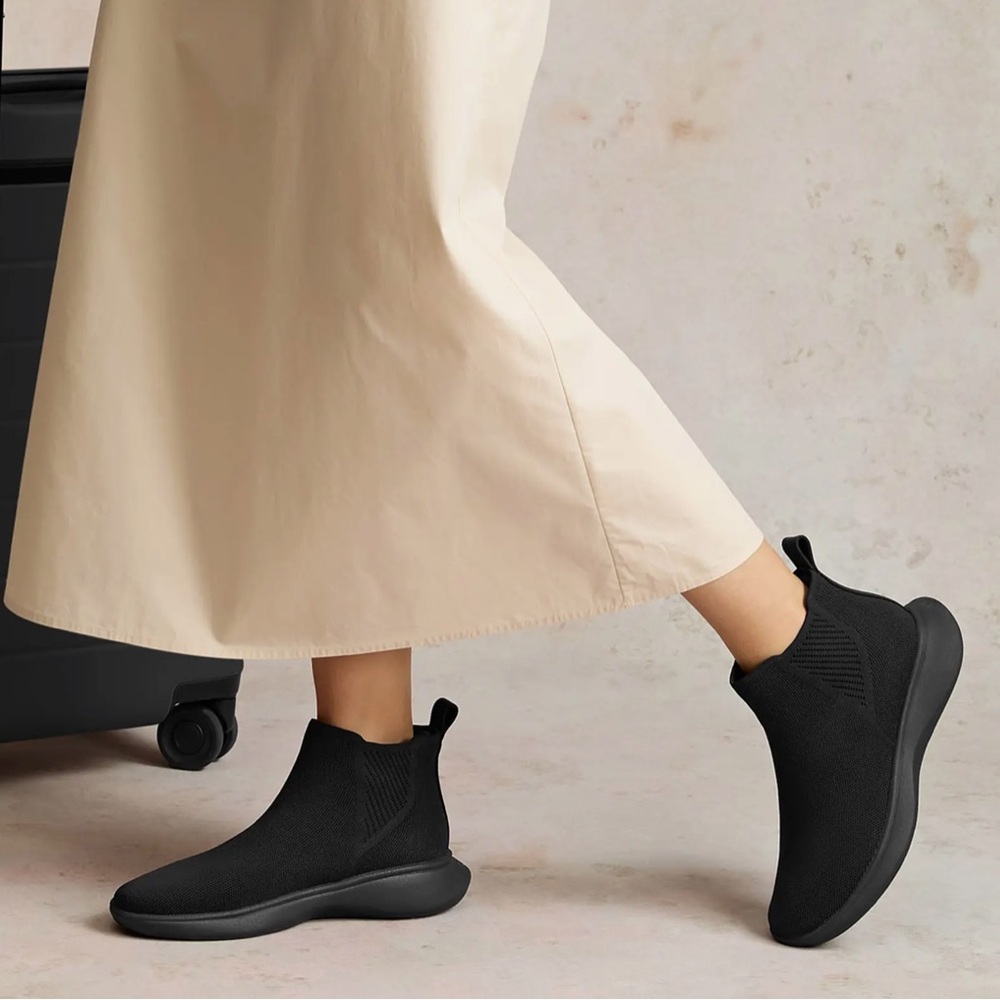 Vivaia Water-Repellent Sneaker Boot Sliders in Black